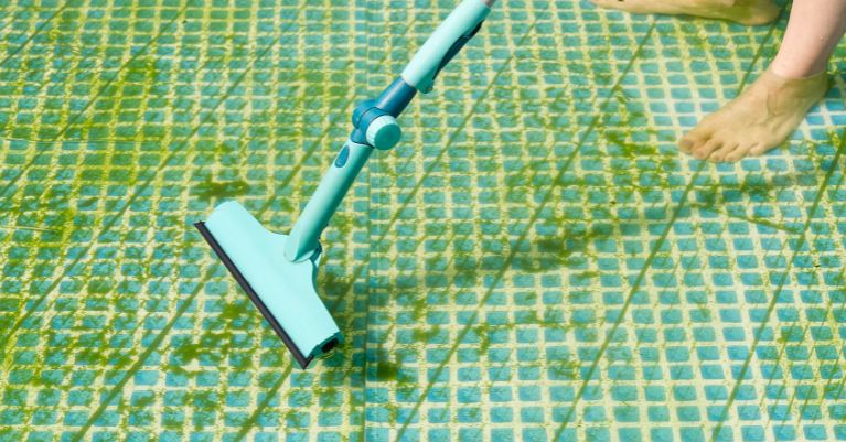 Medence karbantartás: A tiszta és egészséges medenceért