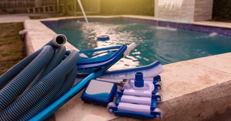 Miért fontos a rendszeres medence karbantartás?