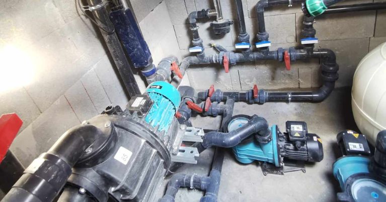 medence gépészet vagy gépészeti szerelés