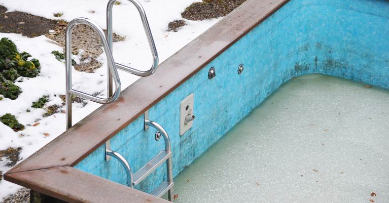 A medence téliesítése elengedhetetlen ahhoz, hogy a következő szezonban egyszerűen vegyük újra használatba medencénket. Ez a folyamat több alapvető célt szolgál