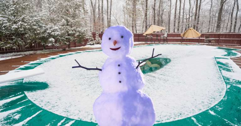 Medence téliesítése: Tippek és tanácsok a karbantartáshoz