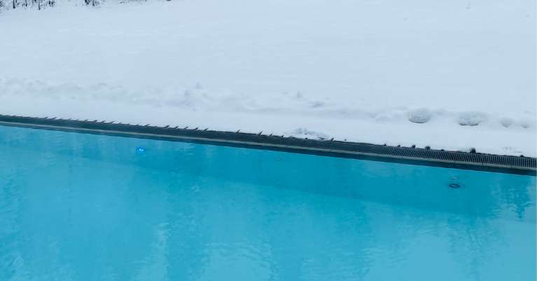 A medence téliesítése: Óvja meg csöveit és medence gépészetét