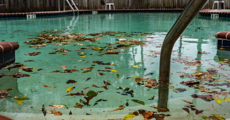 Medenceszűrő választás: Szűrőhomok vagy szűrőüveg?