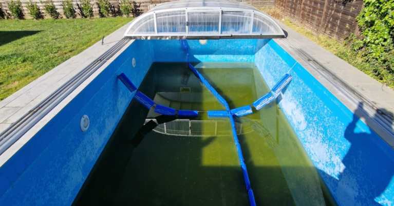 Medence tavaszi nyitása: 7 lépés a kristálytiszta vízhez