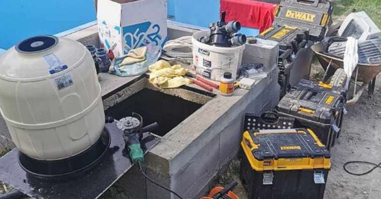 Mit csinál egy medencegépész? Átfogó útmutató a szakmáról